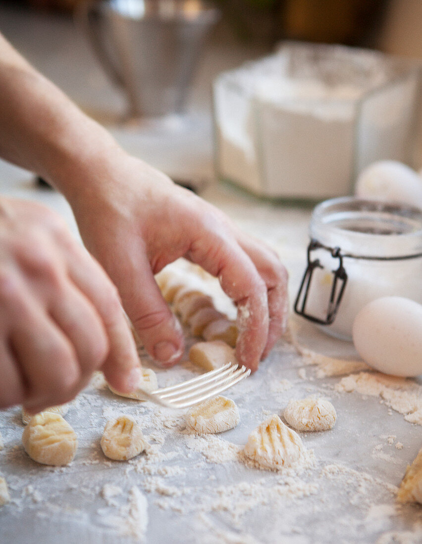 Gnocchi-Herstellung; mit Gabel Muster in rohe Gnocchi drücken