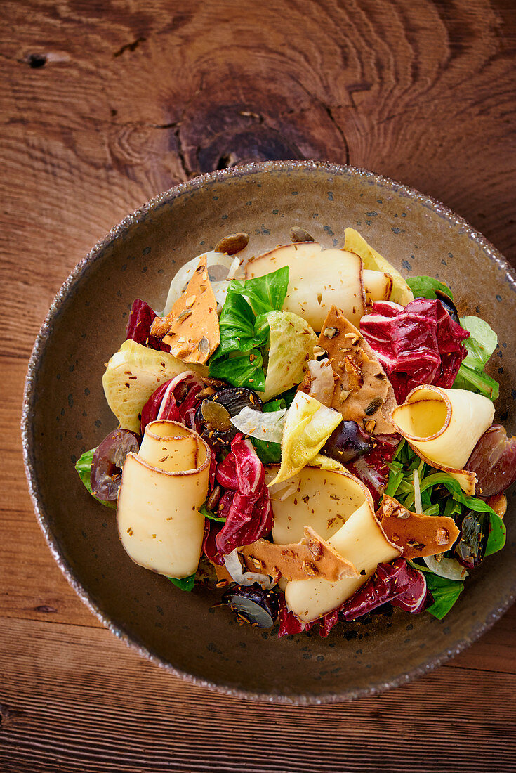 Savoury autumnal salad with cheese