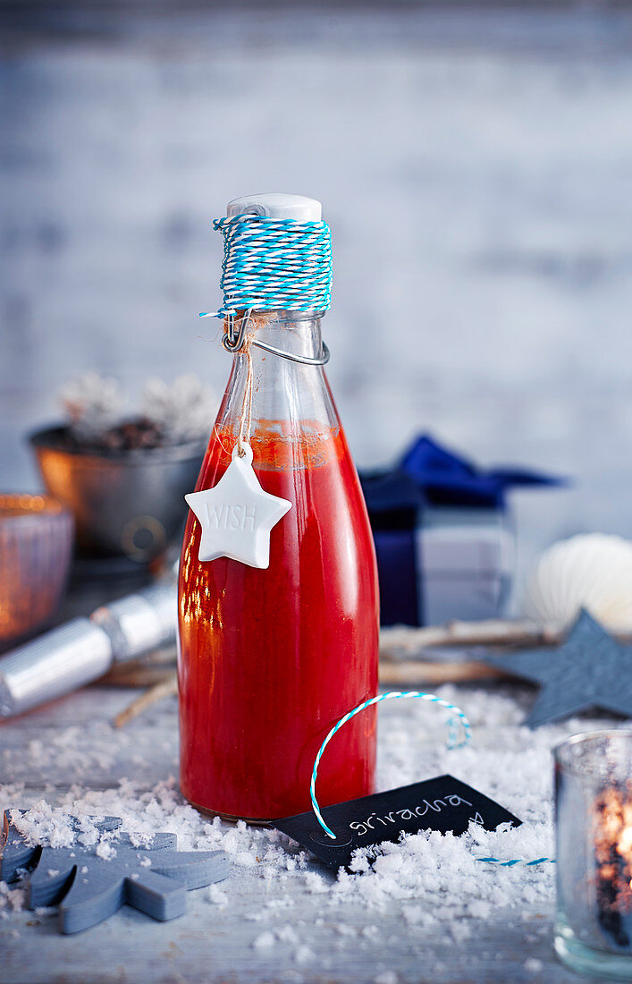 Selbstgemachte Sriracha-Sauce als Weihnachtsgeschenk