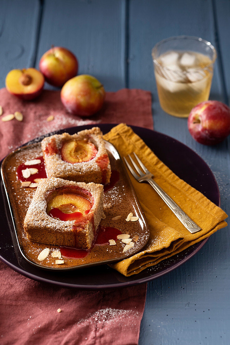 Pflaumenkuchen mit Buchweizen, Kokos und Mandeln