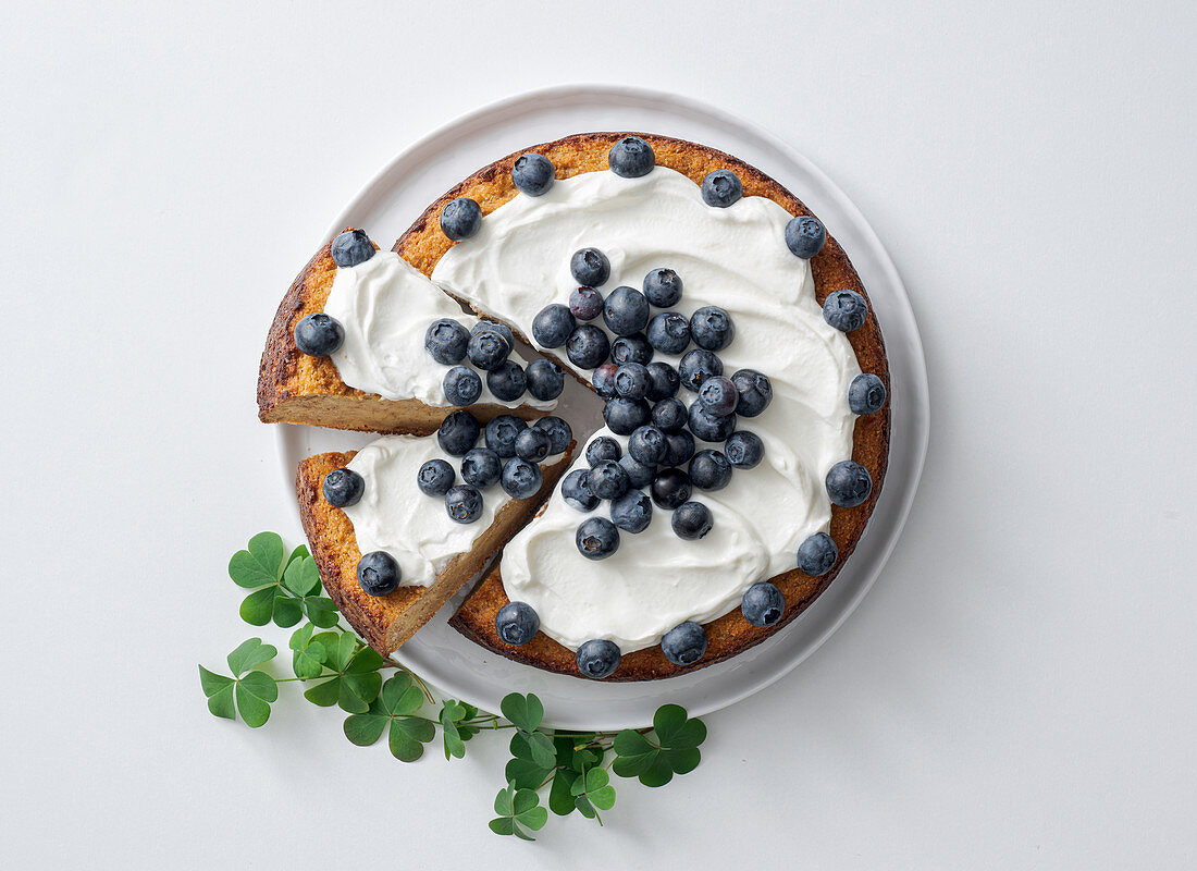 Brotpudding mit griechischem Joghurt und Blaubeeren