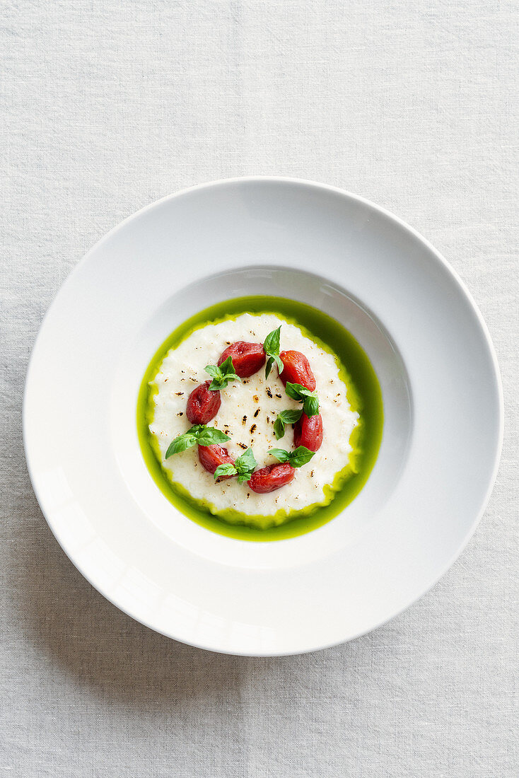 Büffelmozzarella-Risotto mit Basilikum-Rucola-Öl und gebackenen Datteltomaten