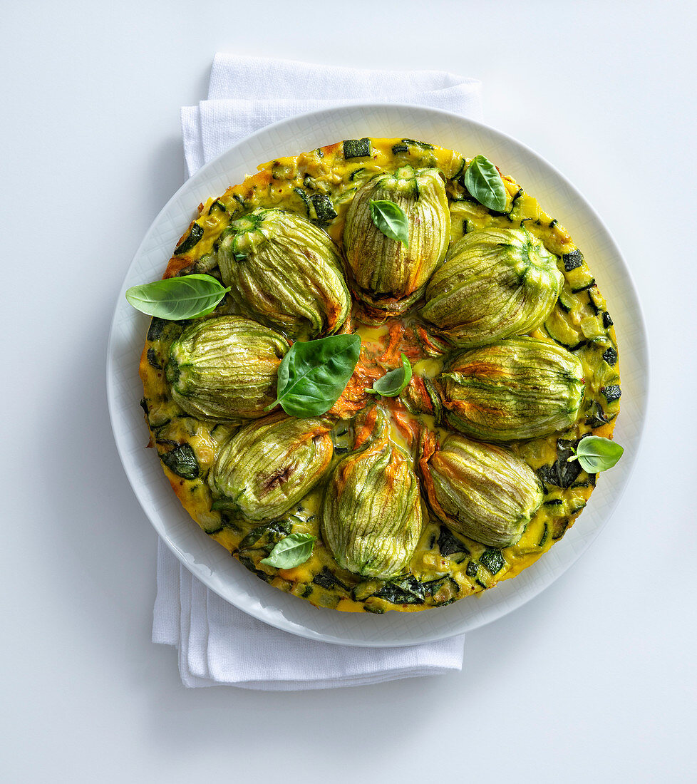 Tortilla mit gefüllten Zucchiniblüten