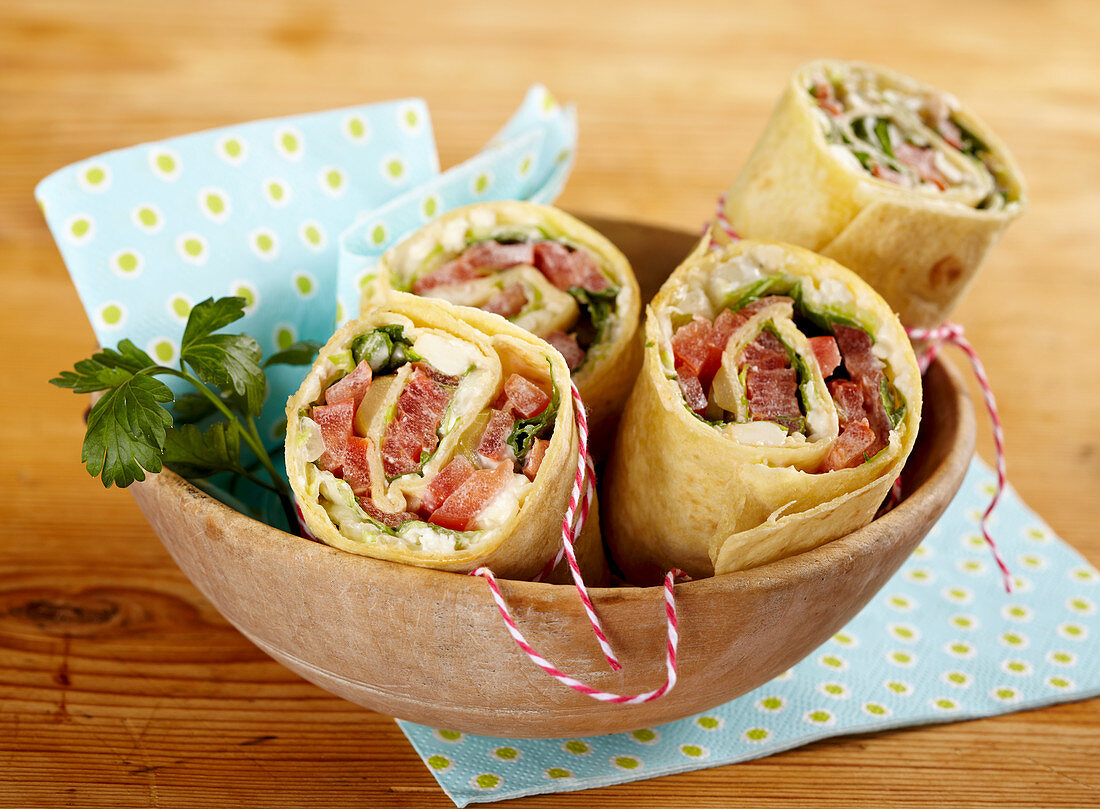 Vegetarische Wraps mit Tomaten-Oliven-Schafskäse-Füllung