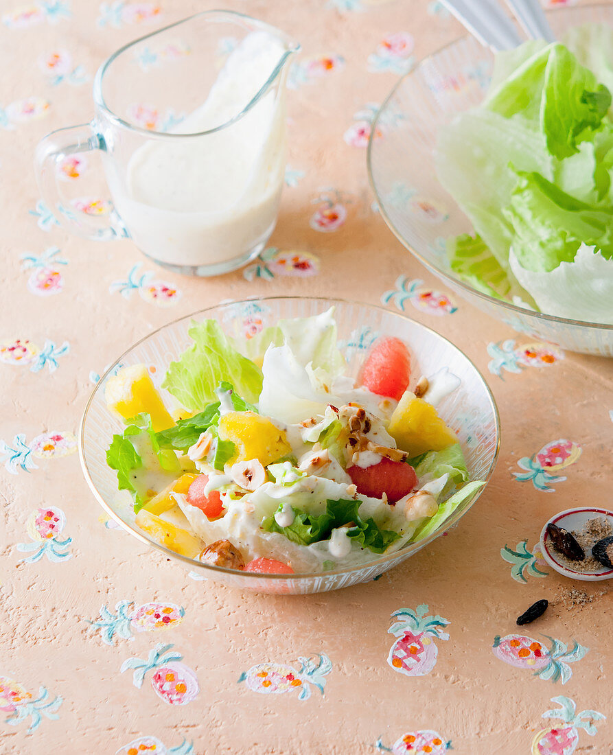 Eisbergsalat mit Früchten und Joghurt-Tonka-Sauce