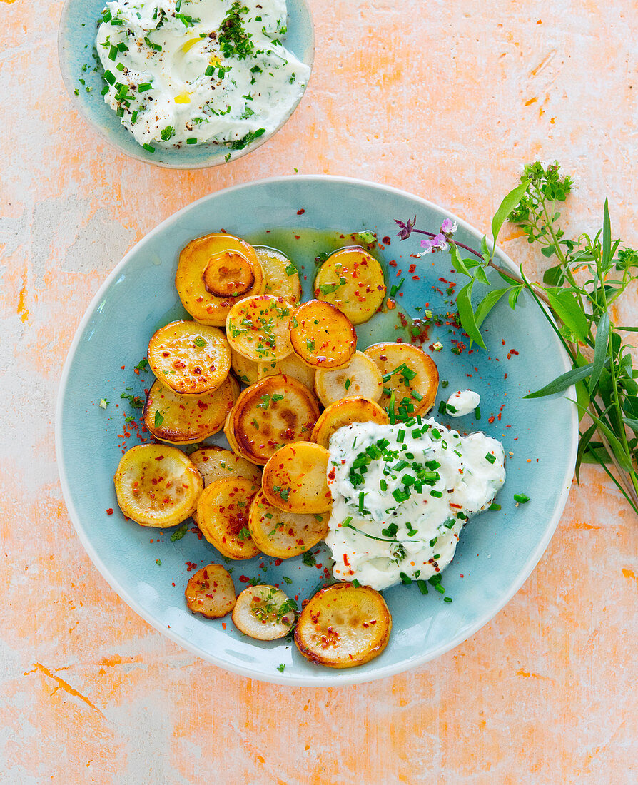 Fried potatoes with chili and herb quark dip
