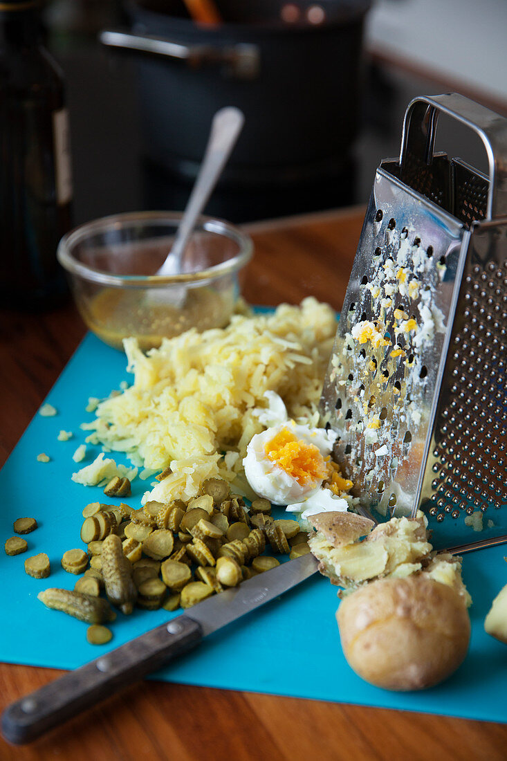 Geriebene Kartoffeln mit Essiggurken und Ei