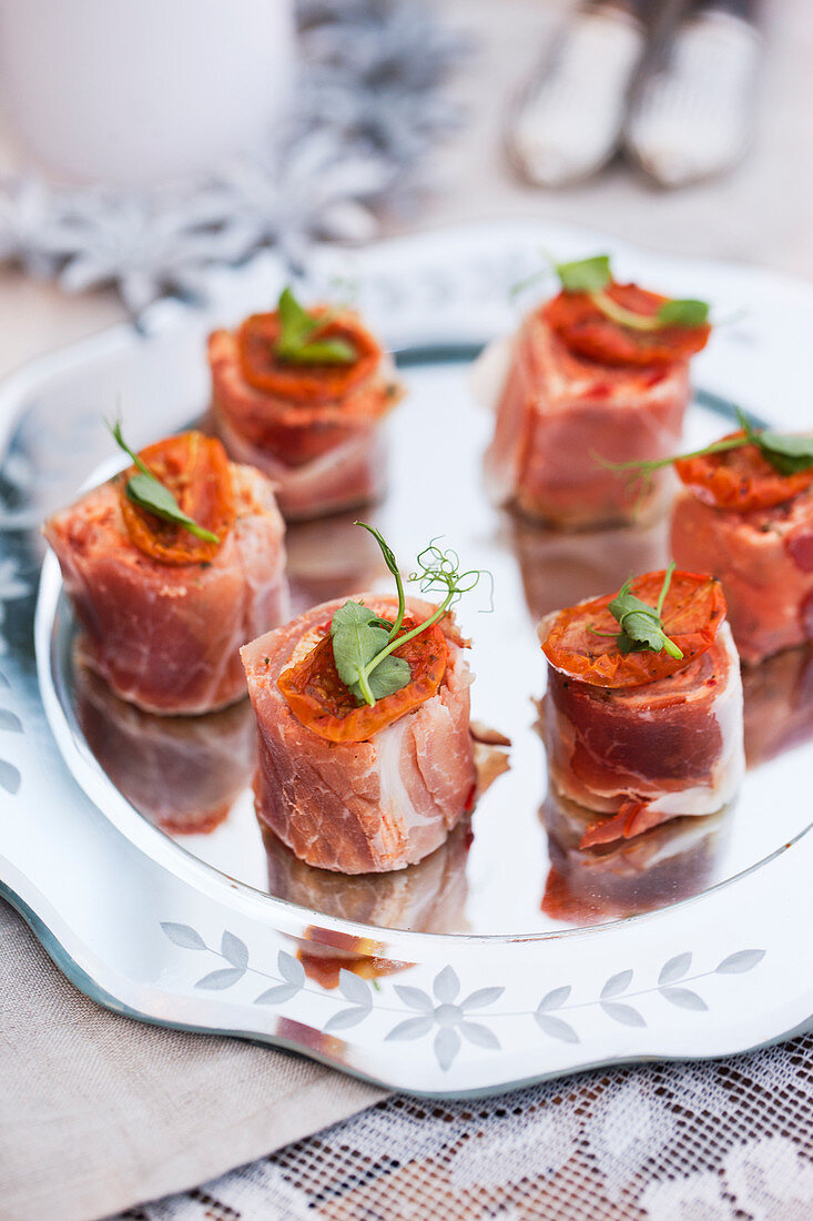 Parmaschinkenröllchen mit getrockneten Tomaten zu Weihnachten