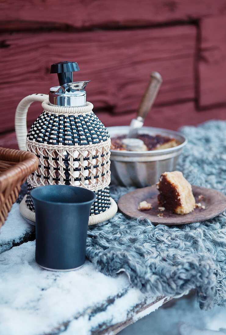 Winterpicknick mit Kuchen und Kaffee
