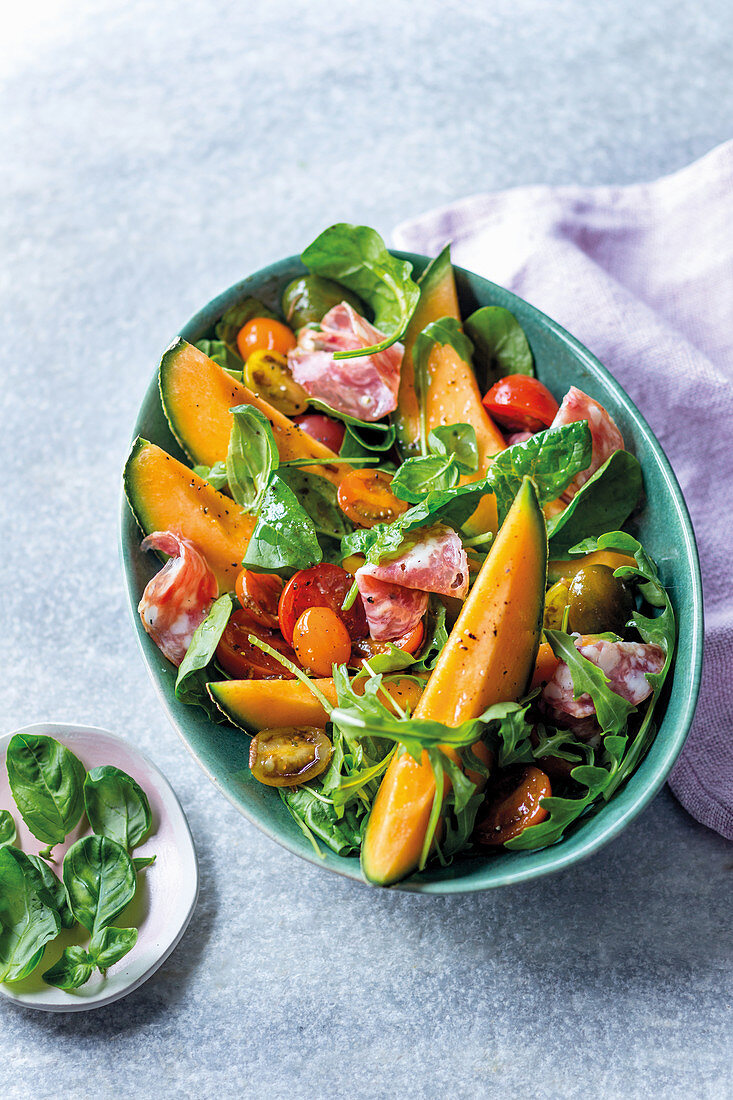 Salat mit Charentaismelone und Salami