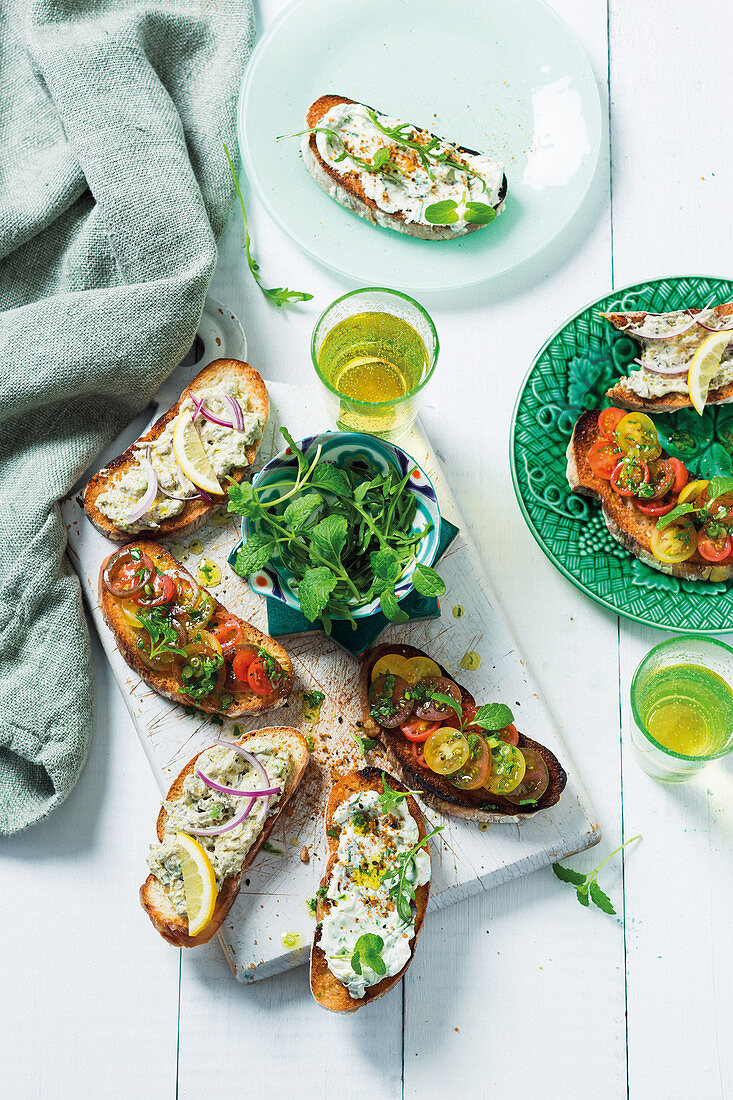 Bruschetta mit drei verschiedenen Belägen