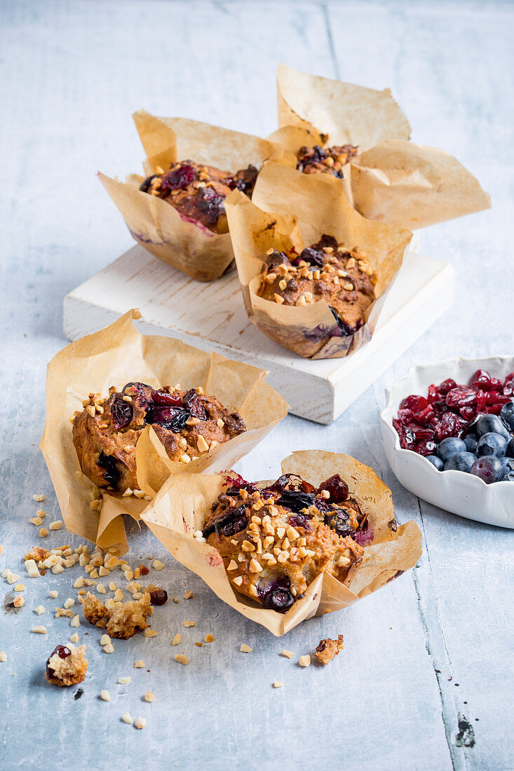 Spelt muffins with berries and almonds