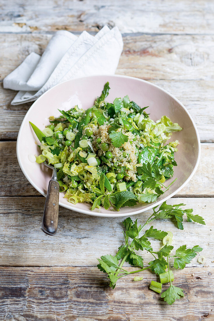 Grüner Quinoasalat mit Zuckerschoten und Erbsen