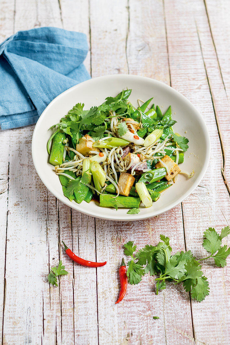 Scharfer Tofu-Spargel-Wok mit Sprossen