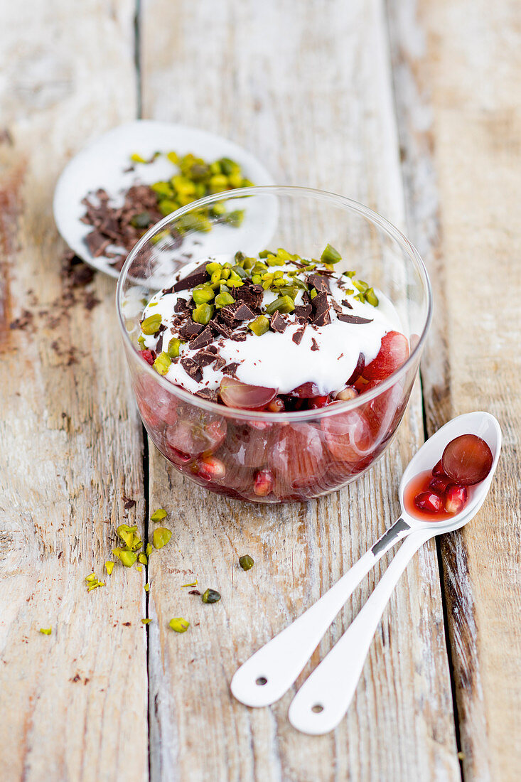 Traubendessert mit Granatapfel und Pistazien