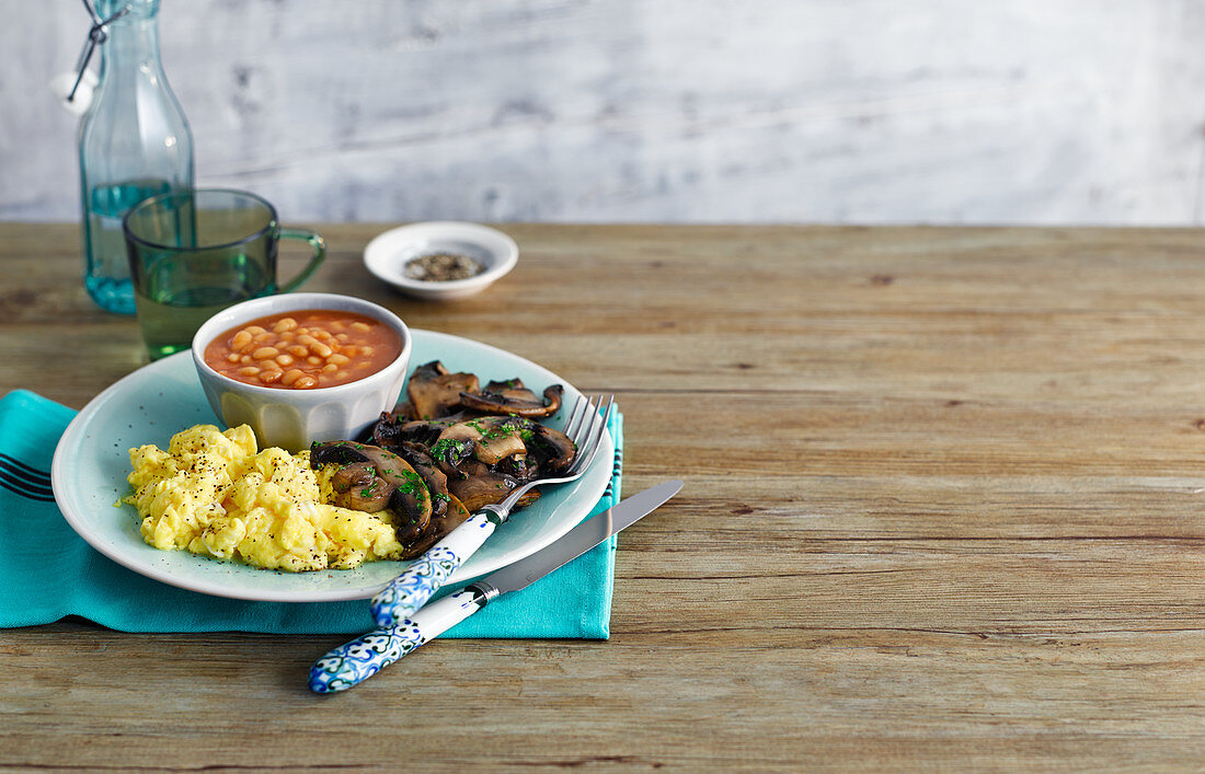 Scrambled eggs with mushrooms and baked beans