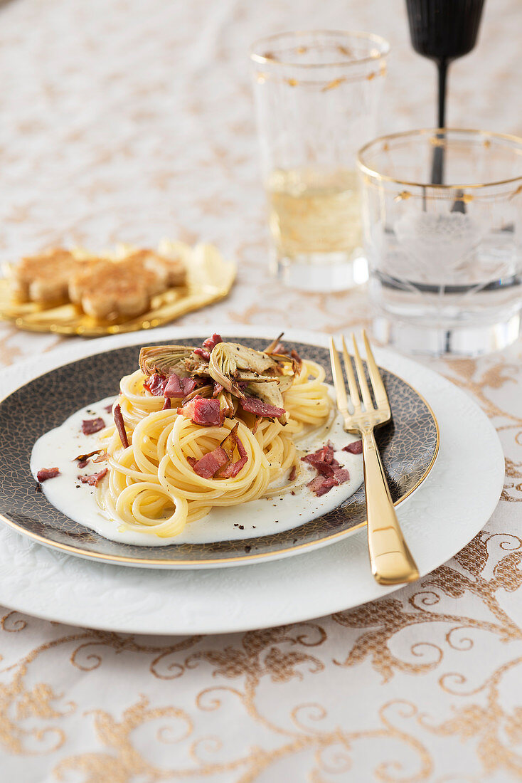 Kamut-Spaghetti mit gebratenen Artischocken, Entenspeck und Käsesauce