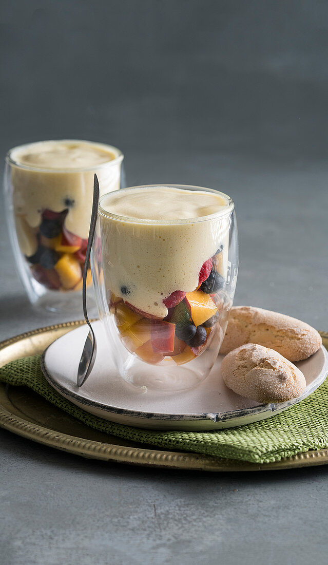 Zabaglione mit frischen Früchten