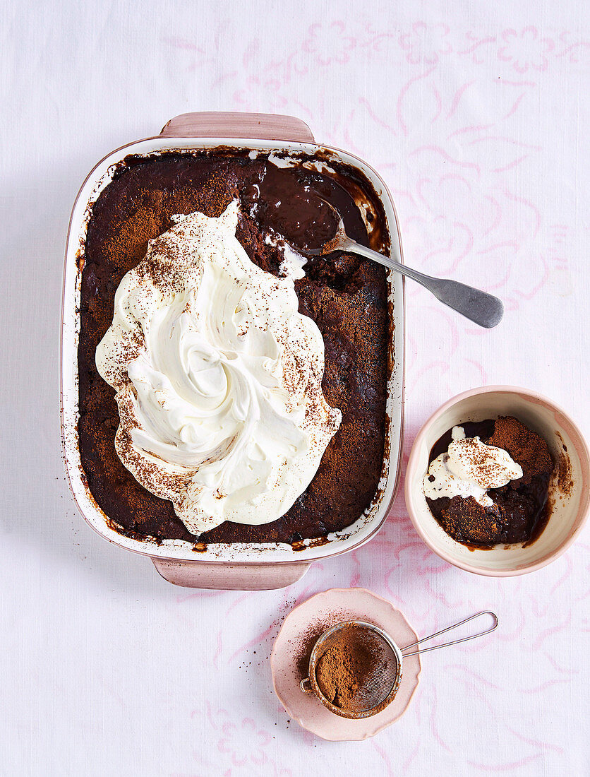 Self Saucing Pudding mit Datteln und Schokolade