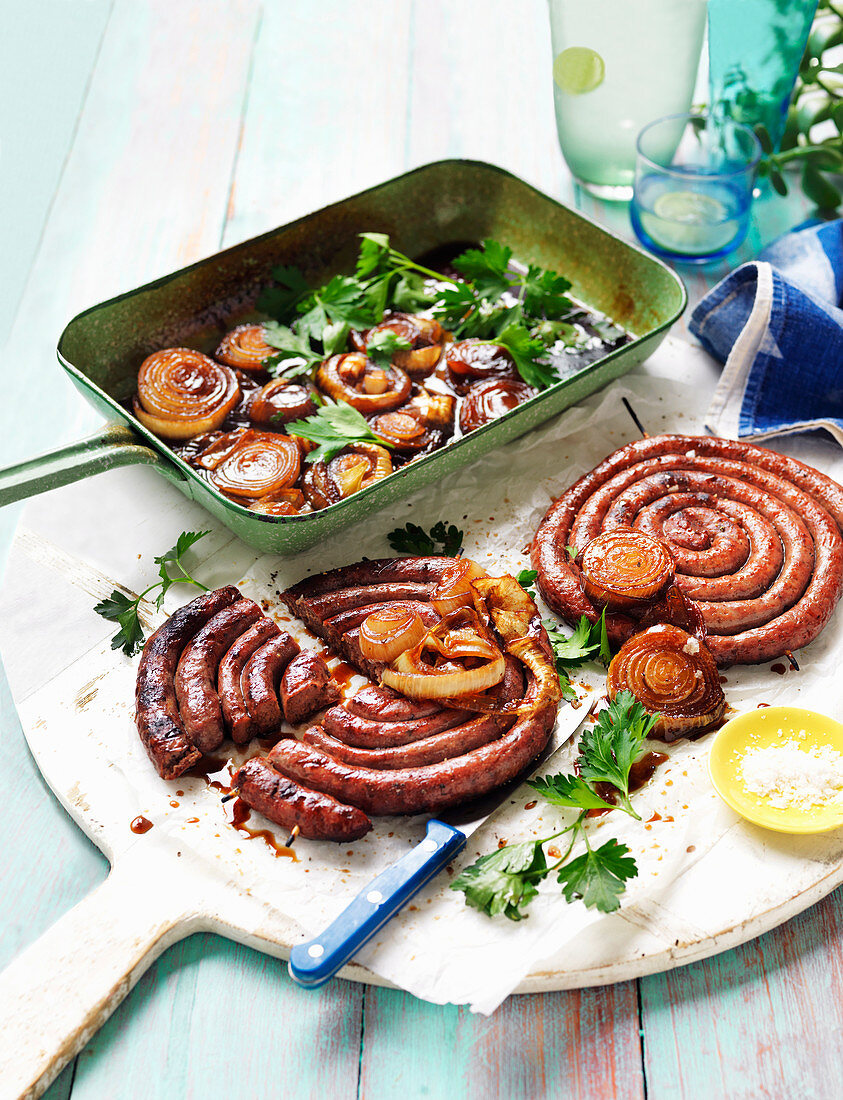 Sausage coil with beer and balsamic onions