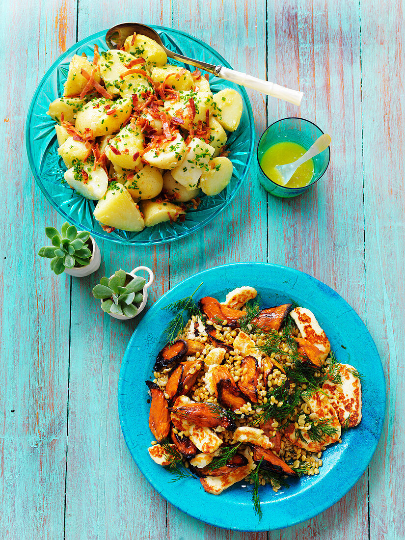 Kartoffelsalat mit Bacon und Schnittlauch und Freekeh-Süsskartoffel-Salat mit Halloumi