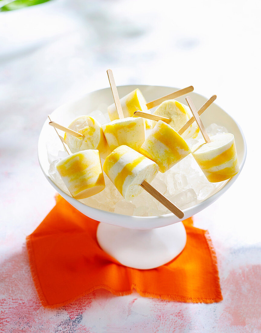 Popsicles with mango and greek yogurt