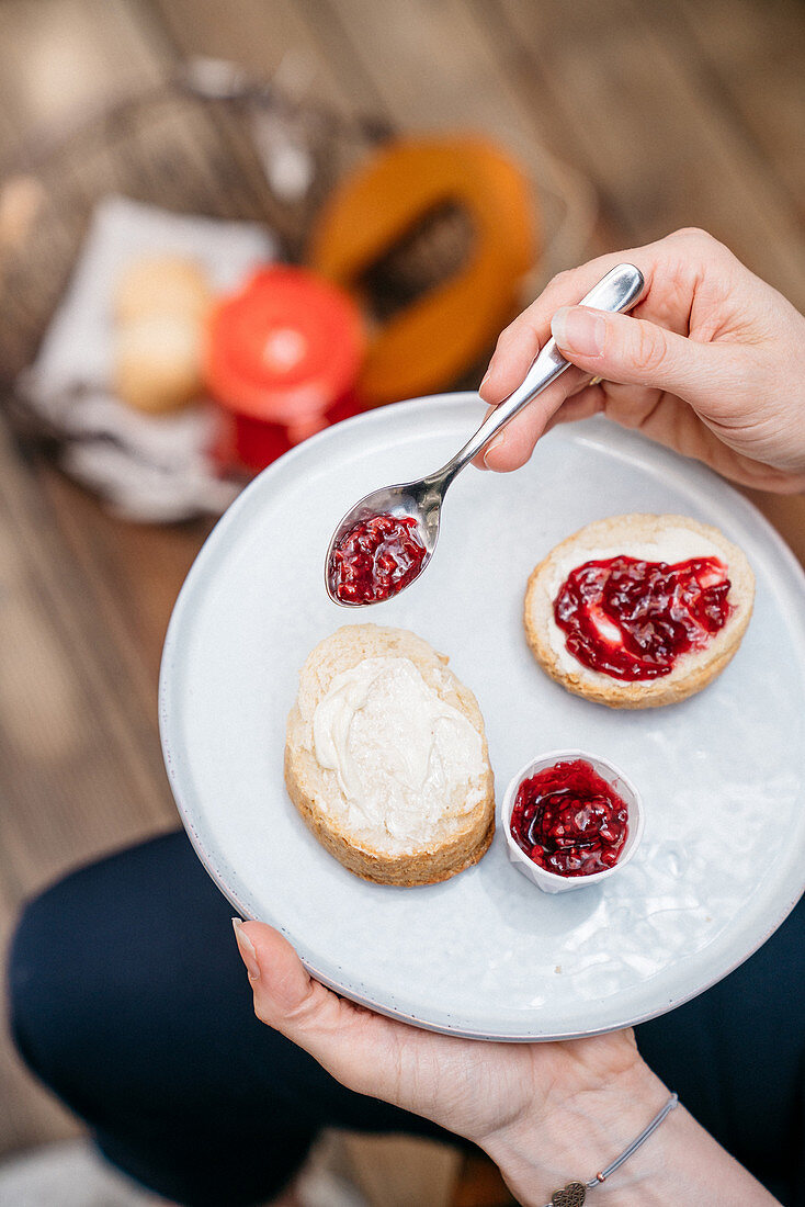 Scones mit Clotted Cream und Beerenmarmelade