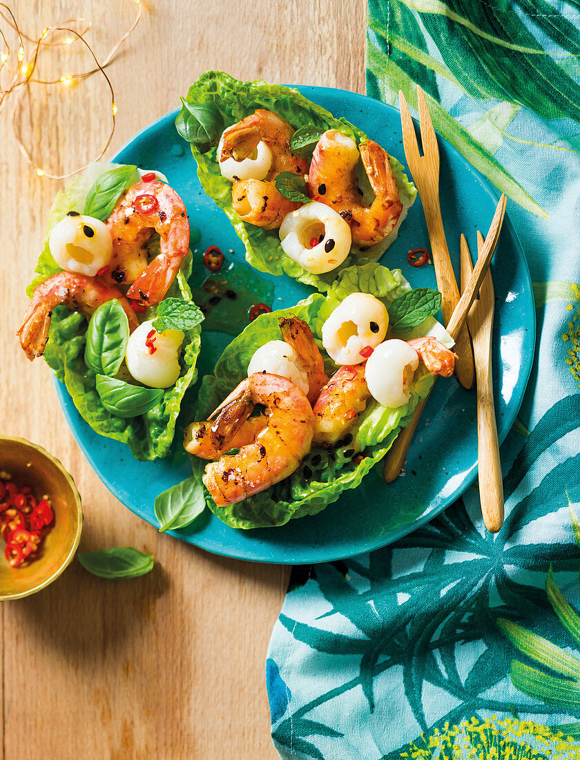 Litschi-Garnelen-Salat in Kopfsalatblättern mit Passionsfruchtdressing