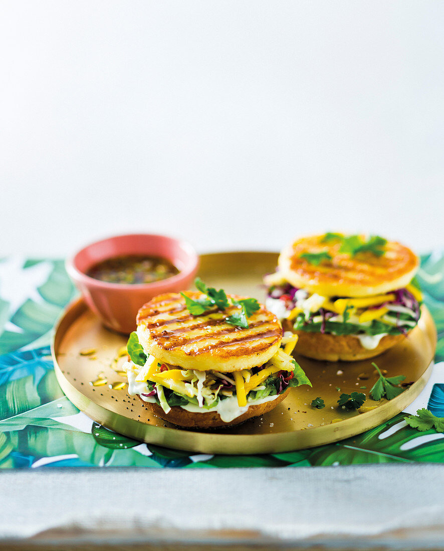 Halloumi-Burger mit Krautsalat