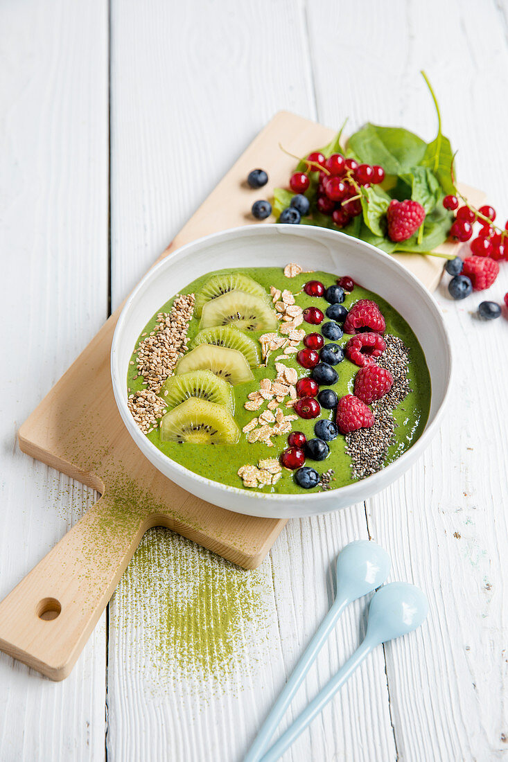 Green smoothie bowl with berries and kiwi