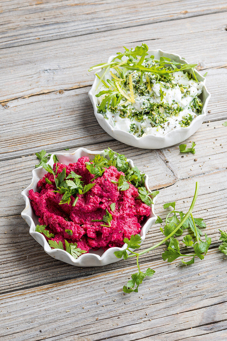 Rote-Bete-Hummus und kerniger Rucolaaufstrich