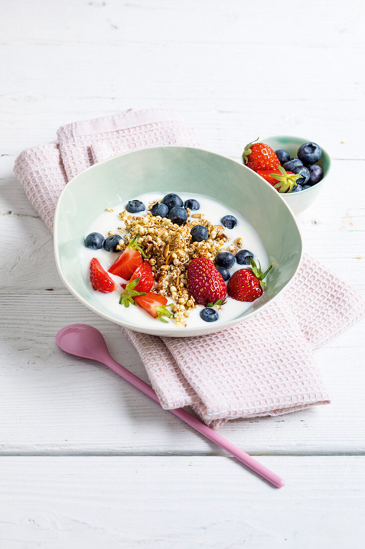 Gluten-free, crnchy quinoa muesli with berries