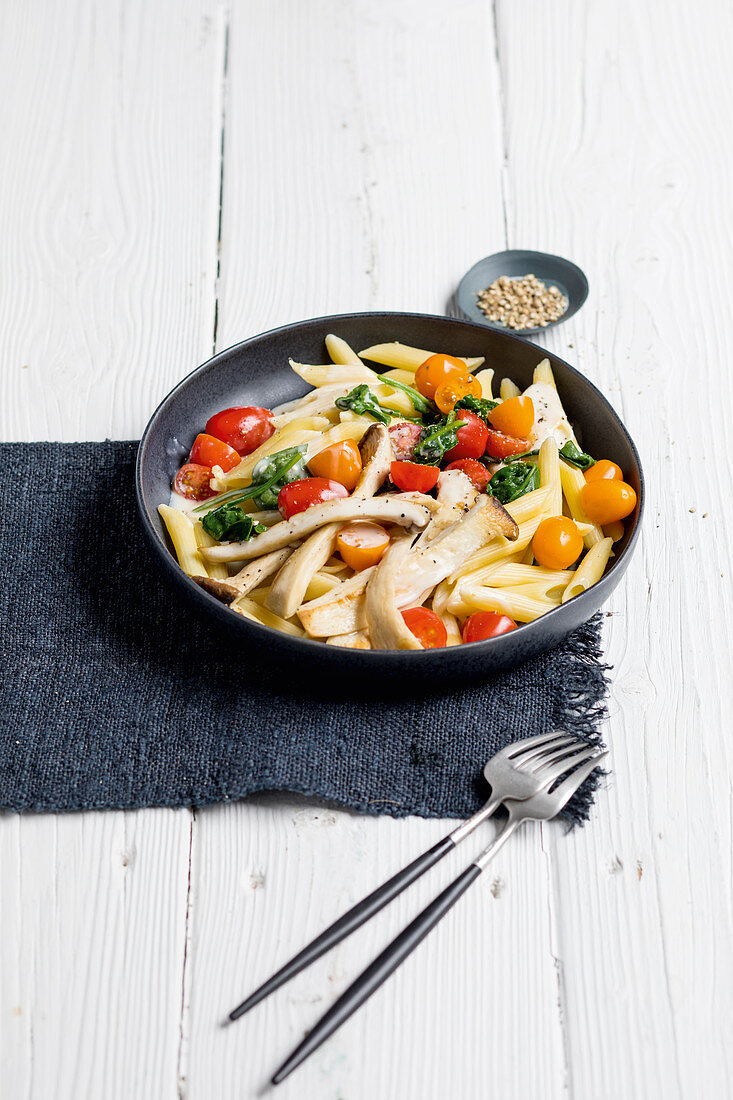 Spinach penne with mushrooms and tomatoes