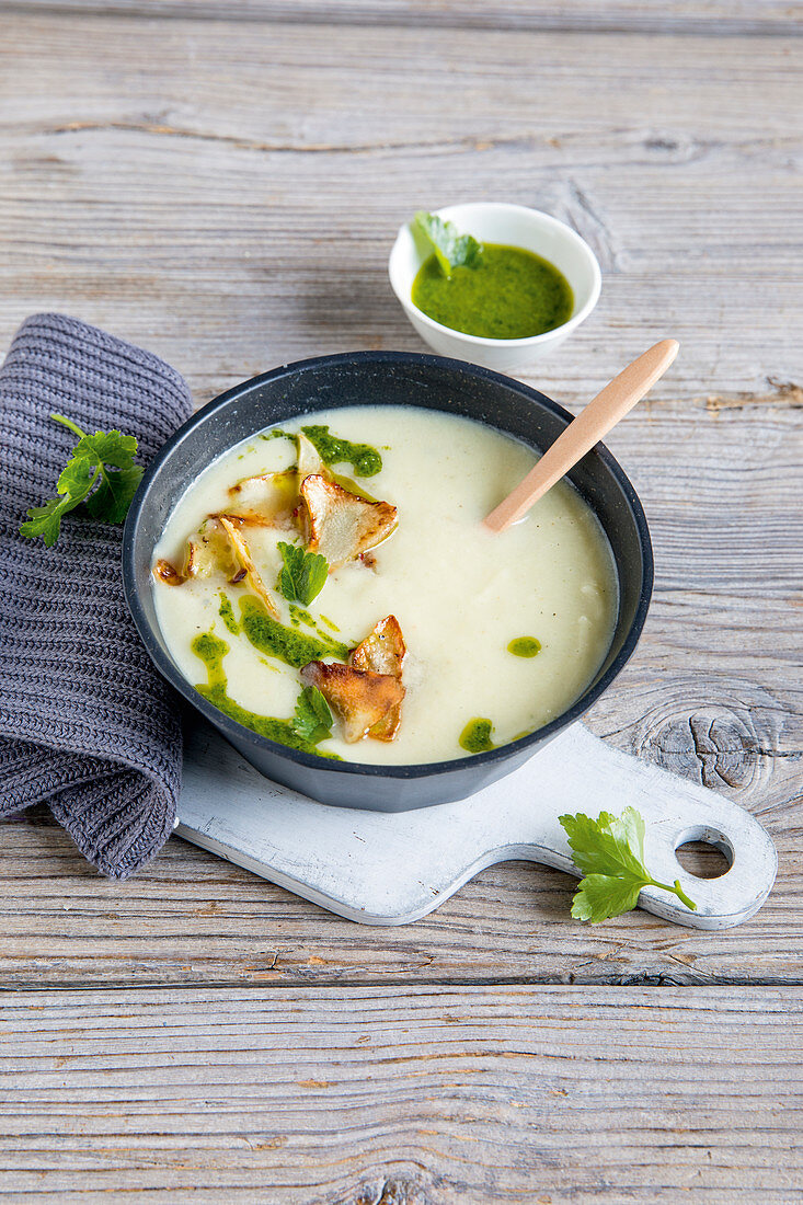 Weiße Wurzelcremesuppe mit Petersilienöl