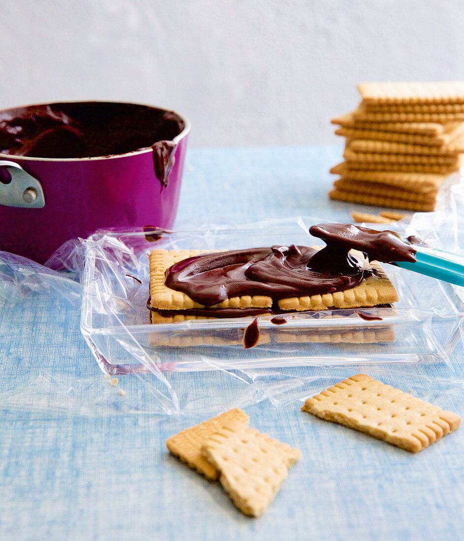 'Kalte Schnauze' mit Butterkeks und Schokocreme