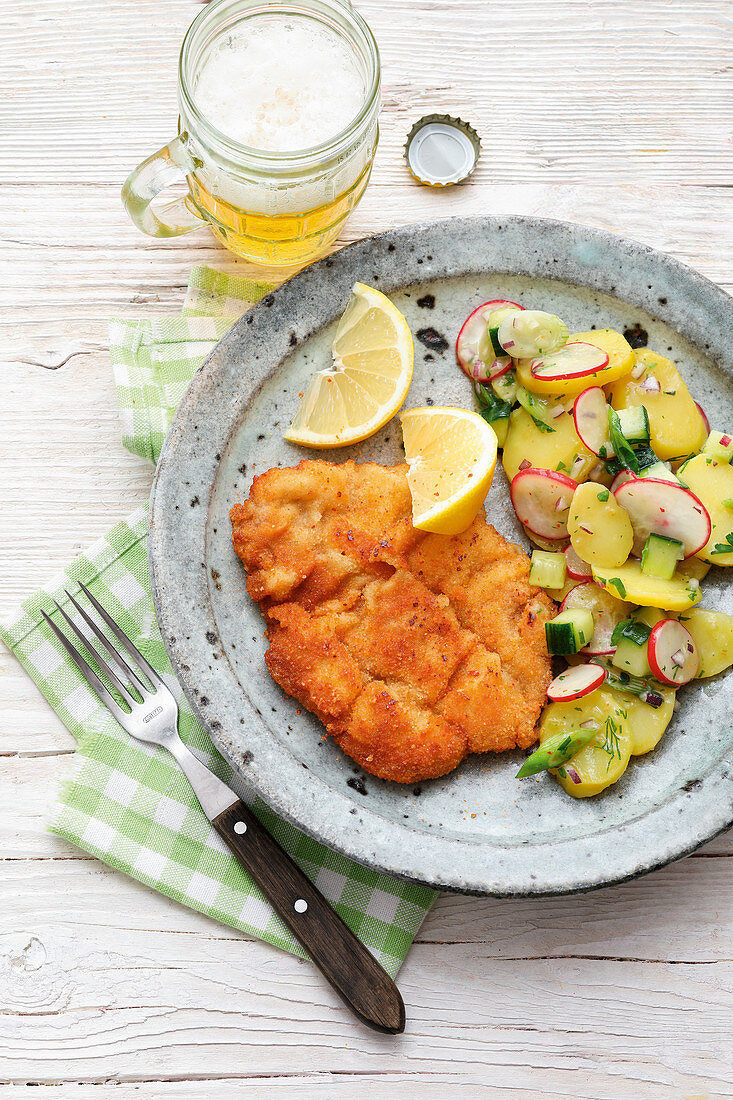 Gebackene Schweinenackensteaks mit sommerlichem Kartoffelsalat