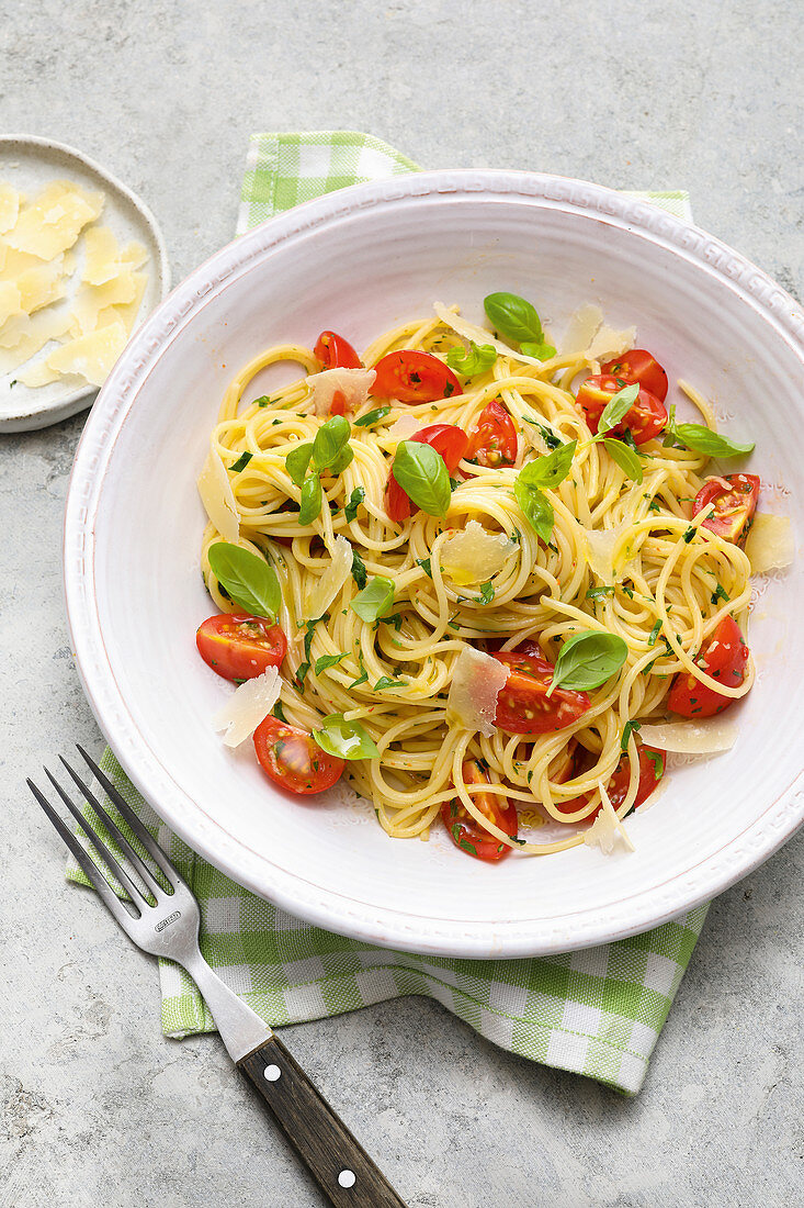 Spaghetti with cherry tomatoes and garden herbs