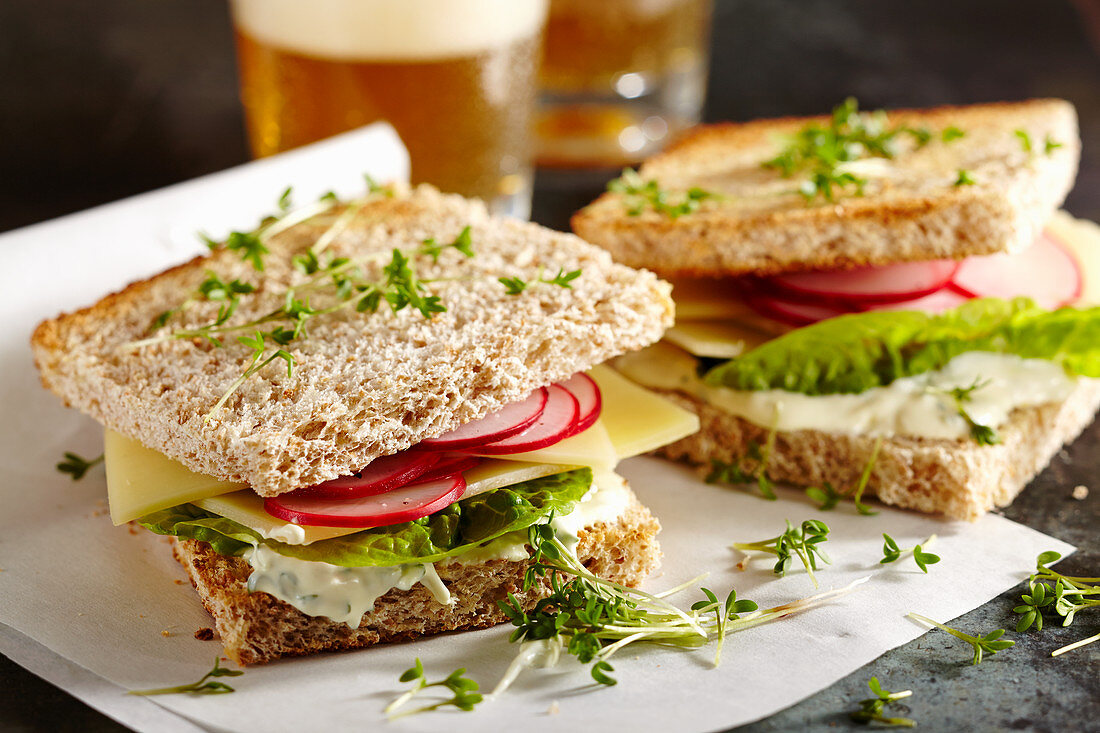 Radieschen-Käse-Sandwich mit Greyerzer und Kresse