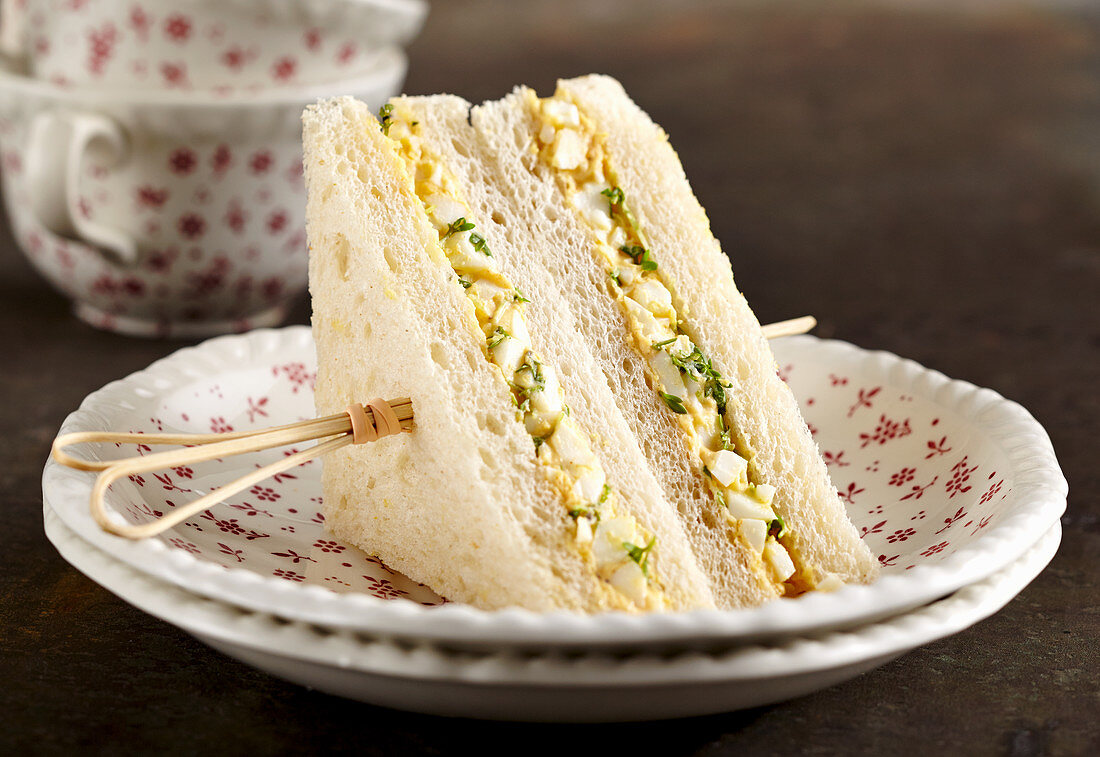 Eier-Kresse-Sandwich mit Mayonnaise, hartgekochtem Ei, Senf und Cayennepfeffer