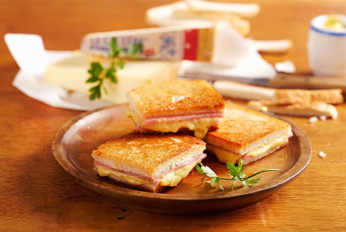 Croque Monsieur (Gebratener Schinken-Käse-Toast, Frankreich)