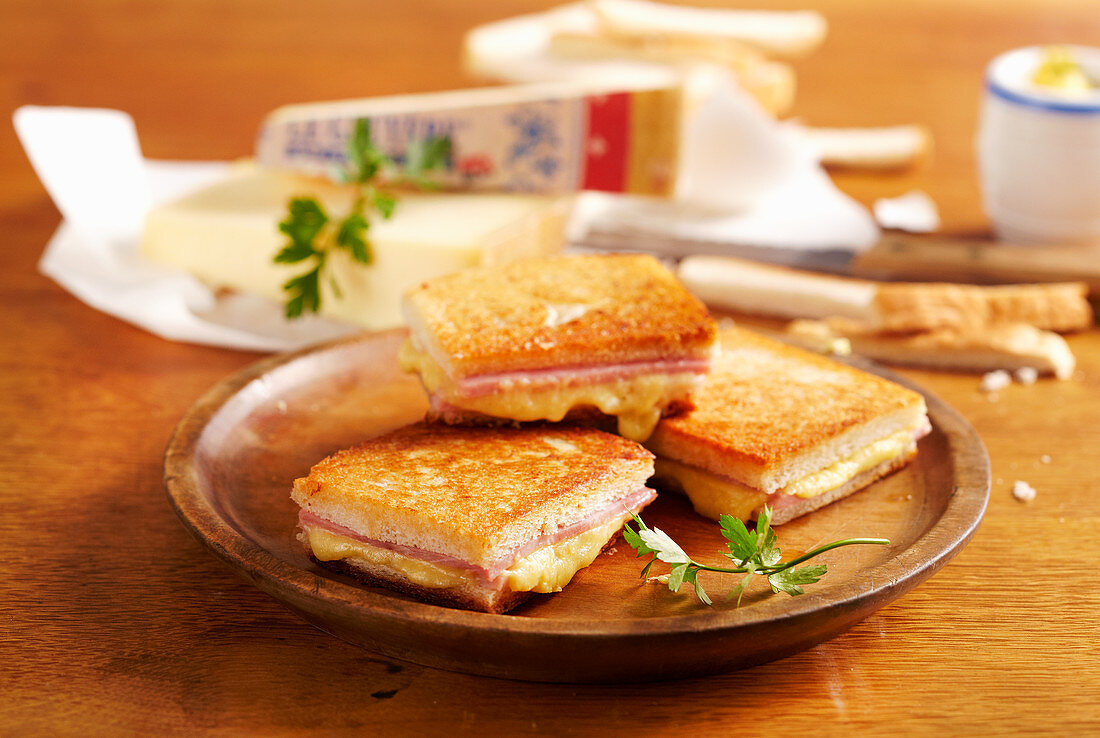 Croque Monsieur (fried ham and cheese toastie, France)