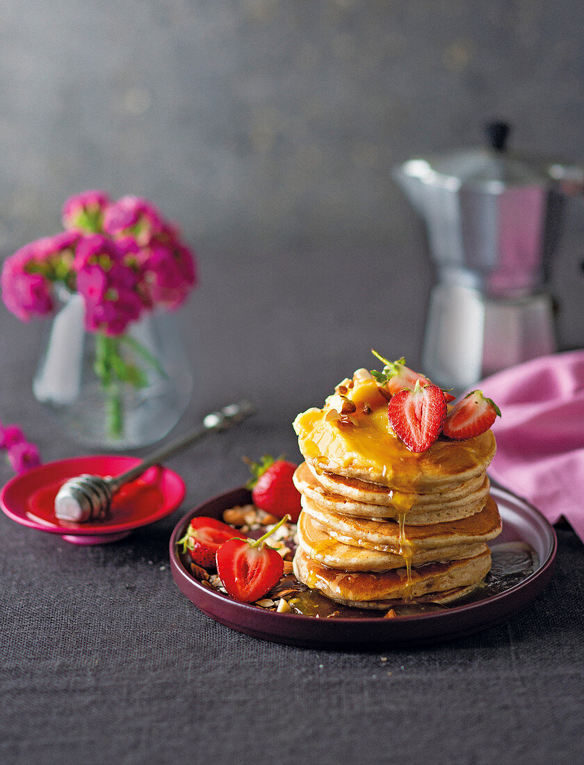 Chai-Flapjacks mit geschlagener Honigbutter und Erdbeeren