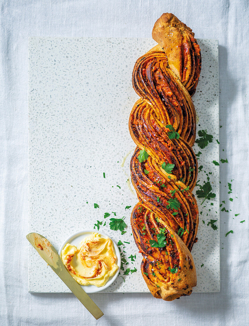 Marokkanisches Zopfbrot mit Butter