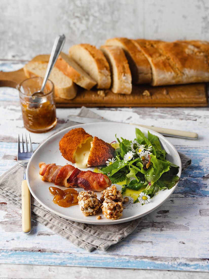 Wildkräutersalat mit dreierlei Käse, Mirabellen-Chutney und Walnussbrot