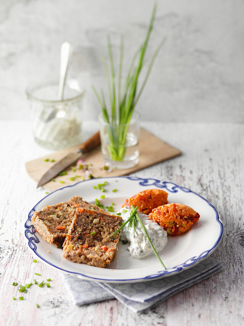 Vegetarischer 'falscher Hase' mit Couscous-Salat