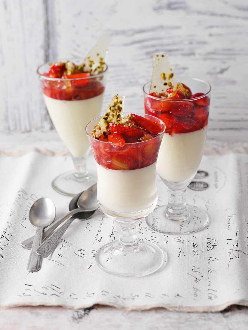 Joghurt-Mousse mit Erdbeer-Rhabarber-Kompott