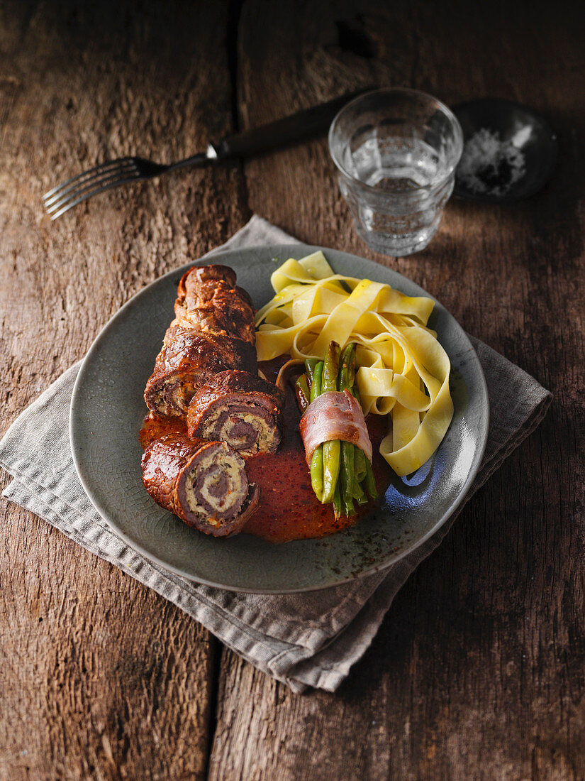 Rinderroulade vom Weideochsen mit Frischkäse, Bohnen und Nudeln