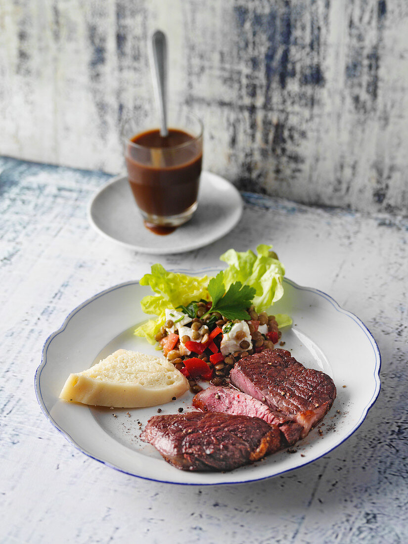 Roastbeef mit Hefeknöpfle und Linsensalat