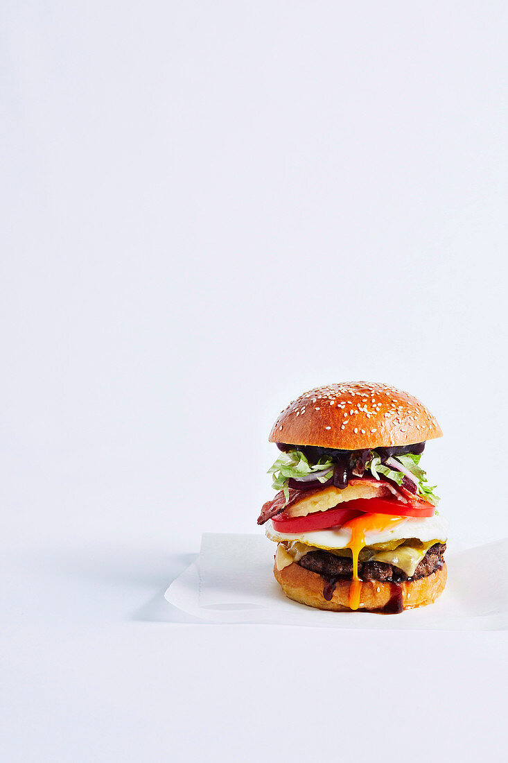Australischer Burger mit Spiegelei, Barbecuesauce und Rindfleisch-Patty