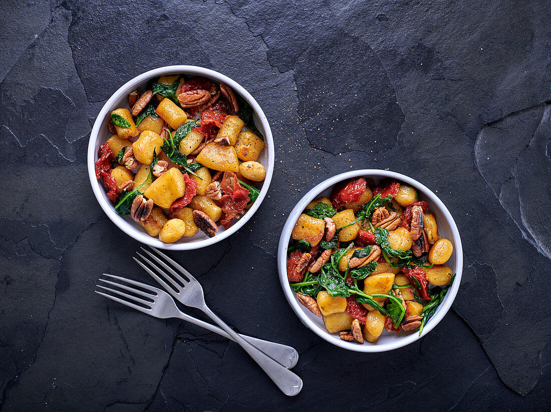 Gnocchi mit Babyspinat und Pekannüssen